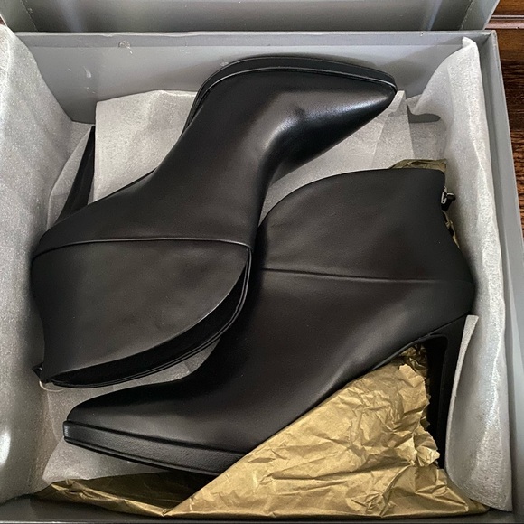 Lola Cruz Black Leather Ankle Boot - Picture 3 of 6